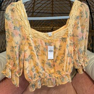 American Eagle New w/Tags Floral top. Pale orange/poppy color. Size small
